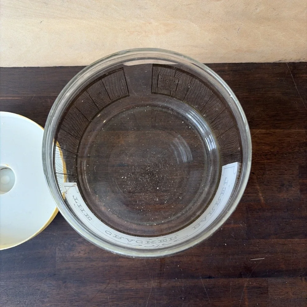 VINTAGE  PYREX  THE CRACKER BARREL W/ PLASTIC LID